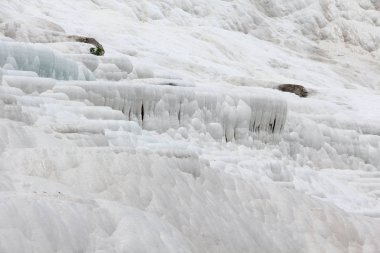 Pamukkale - pamuk kale, Denizli İl güneybatı Türkiye'de. Ünlü bir beyaz karbonat mineral için sol tarafından alandır akan su