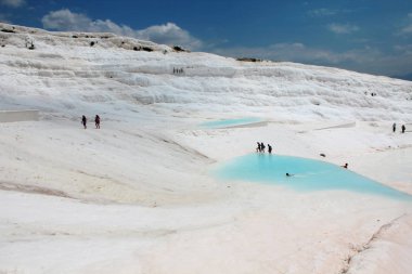 Pamukkale - pamuk kale, Denizli İl güneybatı Türkiye'de. Ünlü bir beyaz karbonat mineral için sol tarafından alandır akan su