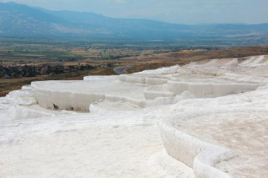 Pamukkale - pamuk kale, Denizli İl güneybatı Türkiye'de. Ünlü bir beyaz karbonat mineral için sol tarafından alandır akan su