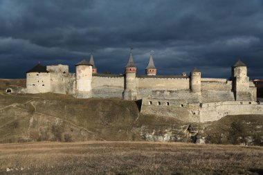 Eski kale Smotrych Nehri üzerinde olan eski bir Ruthenian-Litvanya Kalesi ve tarihi şehir Kamianets-Podilskyi, Ukrayna Podolya tarihi bölgesinde yer alan bir sonraki üç bölümlü Lehçe kale,