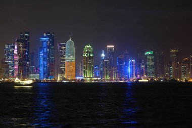 Katar, Doha, 20 Mart 2018: Gece Finans Merkezi Doha - Katar başkenti ve en kalabalık. Corniche road West Bay, Doha, Basra Körfezi, Arap Yarımadası'nda, Ortadoğu'daki görüntüleyin