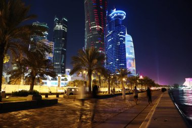 Katar, Doha, 20 Mart 2018: Corniche road, Doha - Qatar, Basra Körfezi, Arap Yarımadası'nda, orta Eas başkenti ve en kalabalık