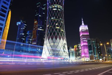 Katar, Doha, 20 Mart 2018: Gece trafik mali merkezi Doha - Qatar, West Bay, Basra Körfezi, Arap Yarımadası'nda, Ortadoğu'daki başkenti ve en kalabalık