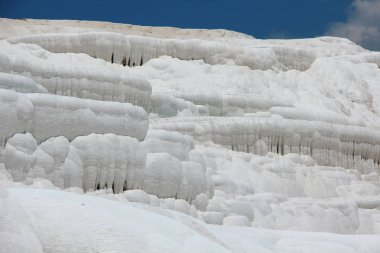 Pamukkale - pamuk kale, Denizli İl güneybatı Türkiye'de. Ünlü bir beyaz karbonat mineral için sol tarafından alandır akan su