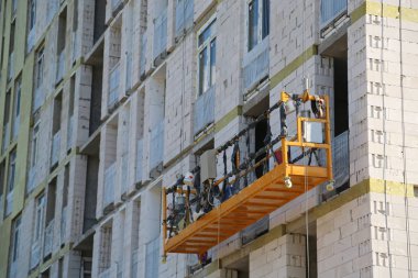 Bina yapı altında elektrikli vinç