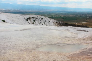 Pamukkale - pamuk kale, Denizli İl güneybatı Türkiye'de. Ünlü bir beyaz karbonat mineral için sol tarafından alandır akan su