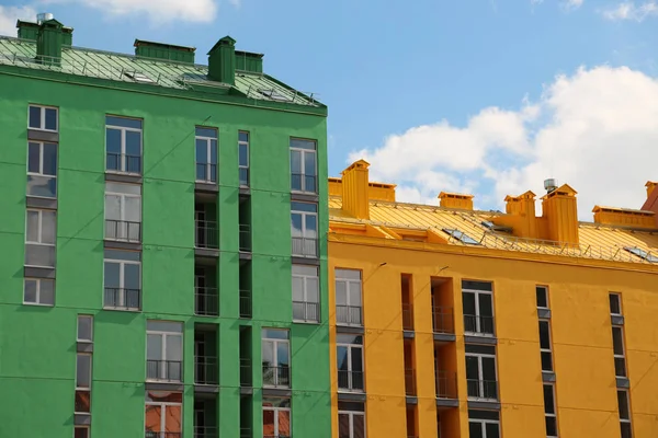 Edifícios Coloridos Novas Casas Com Fachadas Verdes Amarelas — Fotografia de Stock