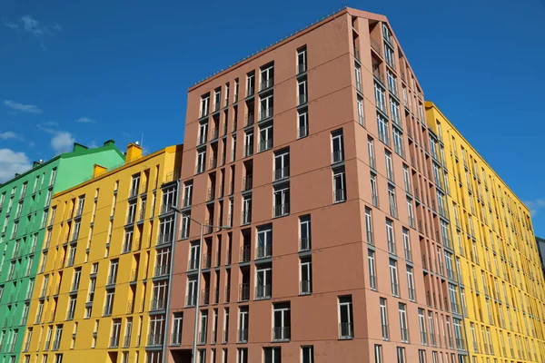 Kolorowe Budynki Nowe Domy Różnobarwnych Fasady — Zdjęcie stockowe