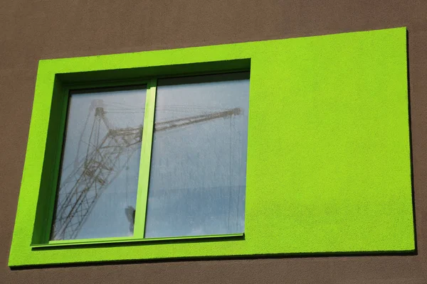 Nuevo Edificio Con Ventana Verde Grúa Construcción Reflejada Vidrio — Foto de Stock