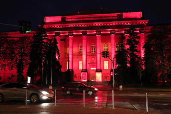 Ucrânia Kiev Setembro 2011 Pessoas Perto Edifício Vermelho Universidade Nacional — Fotografia de Stock