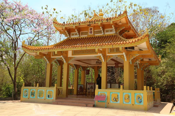 芭堤雅 2014年4月1日 泰国芭堤雅普拉图姆纳克山的佛教寺庙 — 图库照片