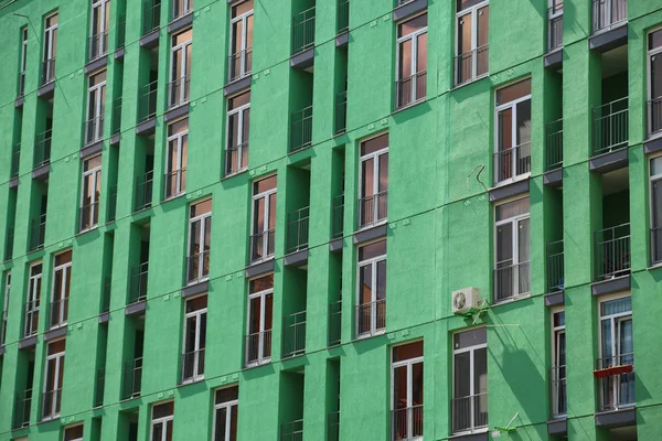 Nuovo Edificio Con Facciata Verde — Foto Stock