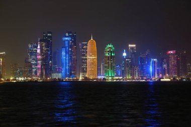 Katar, Doha, 20 Mart 2018: Gece Finans Merkezi Doha - Katar başkenti ve en kalabalık. Corniche road West Bay, Doha, Basra Körfezi, Arap Yarımadası'nda, Ortadoğu'daki görüntüleyin