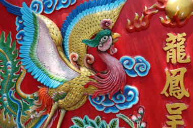 Tayland, Pattaya, 1 Nisan 2014: Kısma vinç ve büyük altın Buddha heykeli ve Pattaya, Thailan Tapınak yakınındaki Pratumnak tepe üzerinde dragon