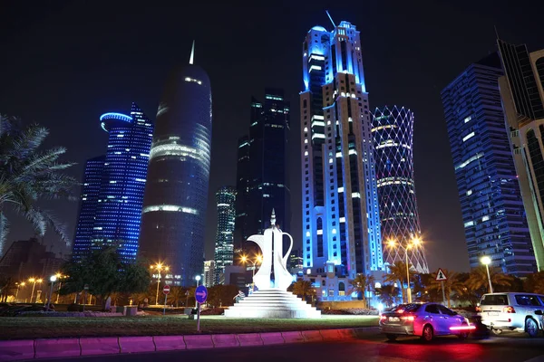 卡塔尔 2018年3月20日 滨海公路交通和茶壶雕塑在多哈首都和人口最多的城市卡塔尔 西海湾 波斯湾 阿拉伯半岛 — 图库照片