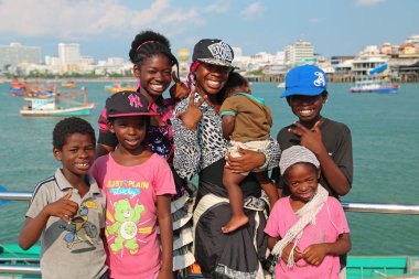 Tayland, Pattaya, 7 Nisan 2014: Afro-Amerikan aile Pennsylvania devlet Pattaya, Tayland Siam Körfezi kıyısında bir şarkı söyler