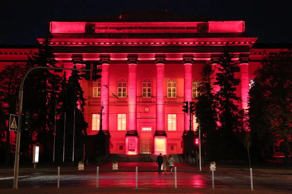 Ucrânia Kiev Setembro 2011 Pessoas Perto Edifício Vermelho Universidade Nacional — Fotografia de Stock