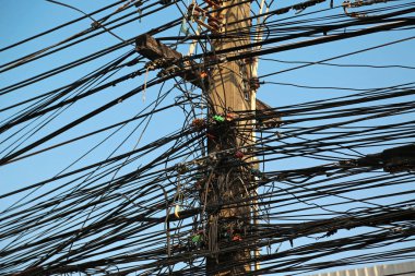 Elektrik telleri elektrik pos üzerinde çok sayıda