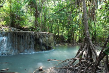 Yedi katlı, şelale Erawan Milli Park alanında Batı Thailan çağlayan