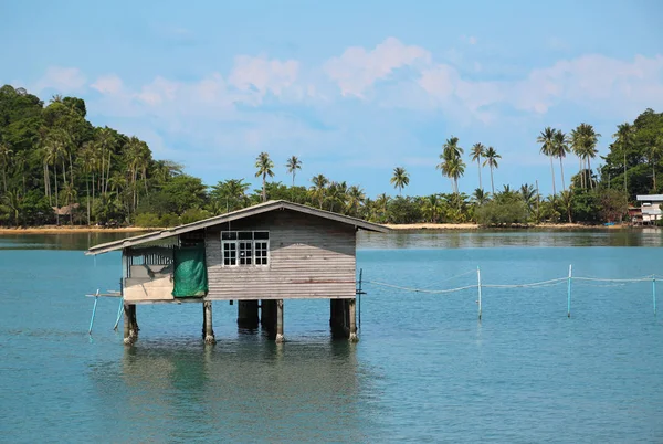 Σπίτι Στο Νερό Και Πράσινο Νησί Στον Κόλπο Του Σιάμ — Φωτογραφία Αρχείου
