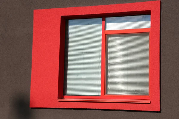 赤色のウィンドウを持つ新しい建物 — ストック写真