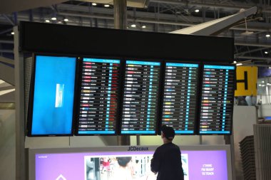 Tayland, Bangkok, 30 Mart 2014: Bilgi yönetim kurulu içinde geliş salonunda Bangkok Uluslararası Havaalanı, Thailan yakın kişi