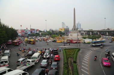 Tayland, Bangkok, 11 Nisan 2014: Bangkok, Thailan Zafer Anıtı yakınındaki trafik yol