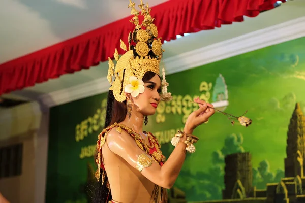 Cambodi シェムリ アップ市の地元のレストランでカンボジア シェムリ アップ 2014 伝統的なアプサラ ダンサー — ストック写真
