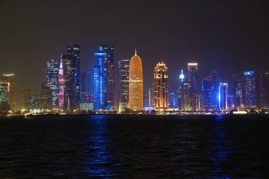 Katar, Doha, 20 Mart 2018: Gece Finans Merkezi Doha - Katar başkenti ve en kalabalık. Corniche road West Bay, Doha, Basra Körfezi, Arap Yarımadası'nda, Ortadoğu'daki görüntüleyin