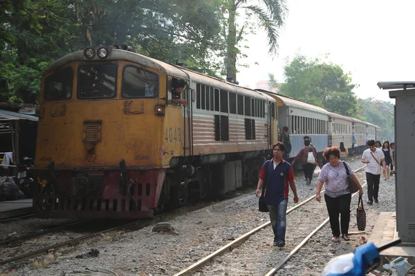 Ταϊλάνδη Μπανγκόκ Απριλίου 2014 Σιδηροδρομικές Οδικής Κυκλοφορίας Στην Μπανγκόκ Ταϊλάνδη — Φωτογραφία Αρχείου