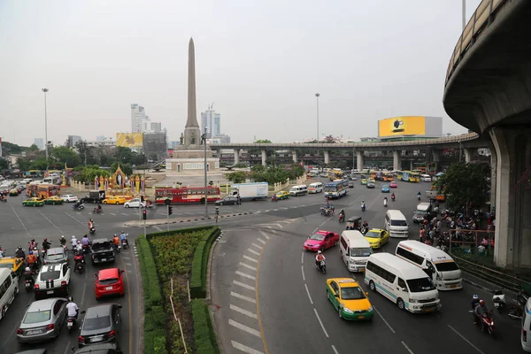 Thailandia Bangkok Aprile 2014 Traffico Stradale Vicino Victory Monument Bangkok — Foto Stock