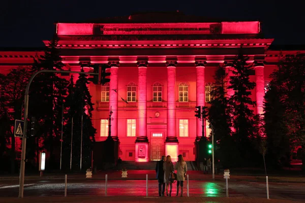 Ucrânia Kiev Setembro 2011 Pessoas Perto Edifício Vermelho Universidade Nacional — Fotografia de Stock