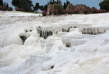 Pamukkale - pamuk kale, Denizli İl güneybatı Türkiye'de. Ünlü bir beyaz karbonat mineral için sol tarafından alandır akan su
