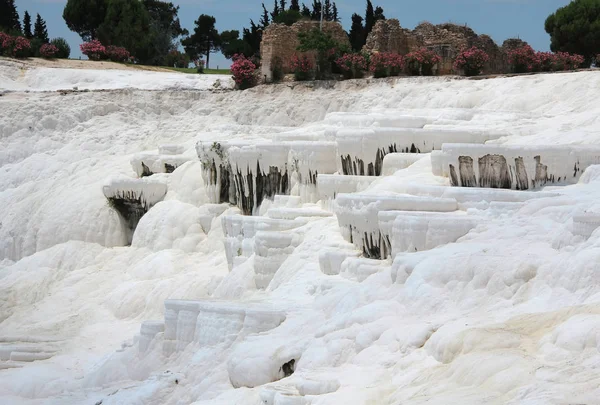 Pamukkale - pamuk kale, Denizli İl güneybatı Türkiye'de. Ünlü bir beyaz karbonat mineral için sol tarafından alandır akan su