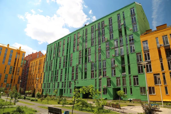 Edifícios Coloridos Casas Novas Com Fachadas Coloridas — Fotografia de Stock