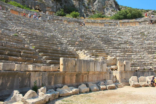 古老的希腊罗马圆形剧场在迈拉 古老的名字 德姆雷 土耳其 玛拉是利西亚的一个古色古香的小镇 德姆雷是一个小镇 德姆雷今天坐落在今天的安塔利亚省图尔克 — 图库照片