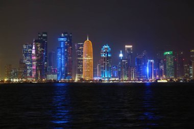 Katar, Doha, 20 Mart 2018: Gece Finans Merkezi Doha - Katar başkenti ve en kalabalık. Corniche road West Bay, Doha, Basra Körfezi, Arap Yarımadası'nda, Ortadoğu'daki görüntüleyin