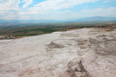 Pamukkale - pamuk kale, Denizli İl güneybatı Türkiye'de. Ünlü bir beyaz karbonat mineral için sol tarafından alandır akan su
