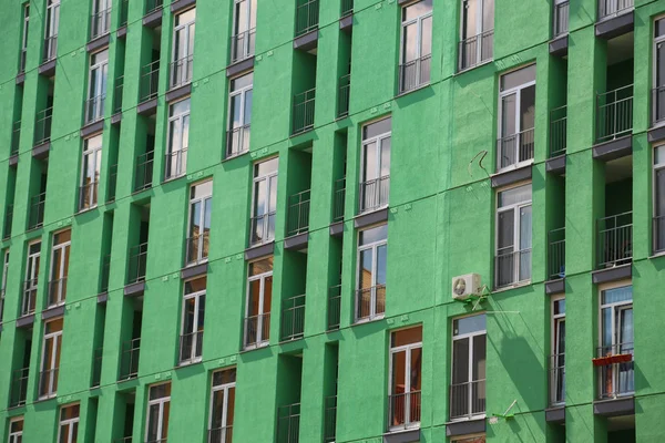 Neubau Mit Grüner Fassade — Stockfoto
