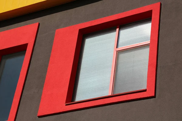 Nuevo Edificio Con Ventanas Rojas — Foto de Stock