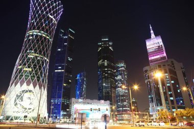 Katar, Doha, 20 Mart 2018: Gece trafik mali merkezi Doha - Qatar, West Bay, Basra Körfezi, Arap Yarımadası'nda, Ortadoğu'daki başkenti ve en kalabalık