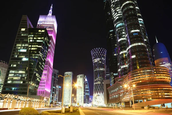 卡塔尔 2018年3月20日 在多哈金融中心的夜间公路交通 首都和人口最多的城市卡塔尔 西海湾 波斯湾 阿拉伯半岛 — 图库照片