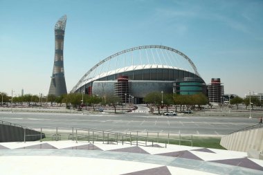 Katar, Doha, 26 Mart 2018: kule, Aspire Tower olarak da bilinir ve Kongre ve Sergi Sarayı uluslararası futbol stadyumu yapım aşamasında Şampiyonası 2022 FIFA Dünya Kupası Aspire bölgesinde Doha, Qata el feneri