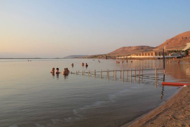 İsrail, Dead Sea, 15 Eylül 2010: İnsanlar sabah İsrail Dead Sea içinde banyo