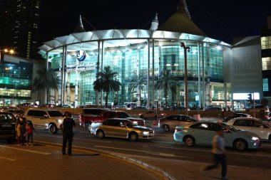 Katar, Doha, 20 Mart 2018: Doha - Qatar, West Bay, Basra Körfezi, Arap Yarımadası'nda, Ortadoğu'daki başkenti ve en kalabalık şehir merkezi alışveriş merkezi yakınındaki trafik yol