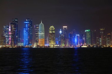 Katar, Doha, 20 Mart 2018: Gece Finans Merkezi Doha - Katar başkenti ve en kalabalık. Corniche road West Bay, Doha, Basra Körfezi, Arap Yarımadası'nda, Ortadoğu'daki görüntüleyin