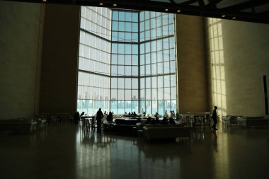 Katar, Doha, 21 Mart 2018: İnsanlar Doha - İslam Sanat Müzesi içinde kafede başkenti ve en kalabalık şehri Katar, Basra Körfezi, Arap Peninsul