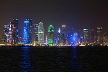 Katar, Doha, 20 Mart 2018: Gece Finans Merkezi Doha - Katar başkenti ve en kalabalık. Corniche road West Bay, Doha, Basra Körfezi, Arap Yarımadası'nda, Ortadoğu'daki görüntüleyin