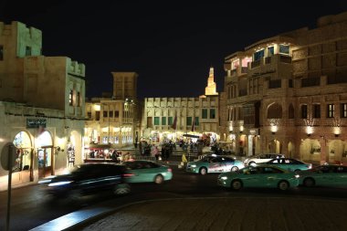 Katar, Doha, 22 Mart 2018: İnsanlar ve arabalara Souq Waqif veya ayakta Pazar - Doha - Qatar, Basra Körfezi, Arap Yarımadası'nda, orta Eas başkenti ve en kalabalık Doğu ın Bazaarı