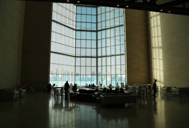 Katar, Doha, 21 Mart 2018: İnsanlar Doha - İslam Sanat Müzesi içinde kafede başkenti ve en kalabalık şehri Katar, Basra Körfezi, Arap Yarımadası'nda, orta Eas